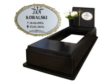 Pomnik czarny z plastiku